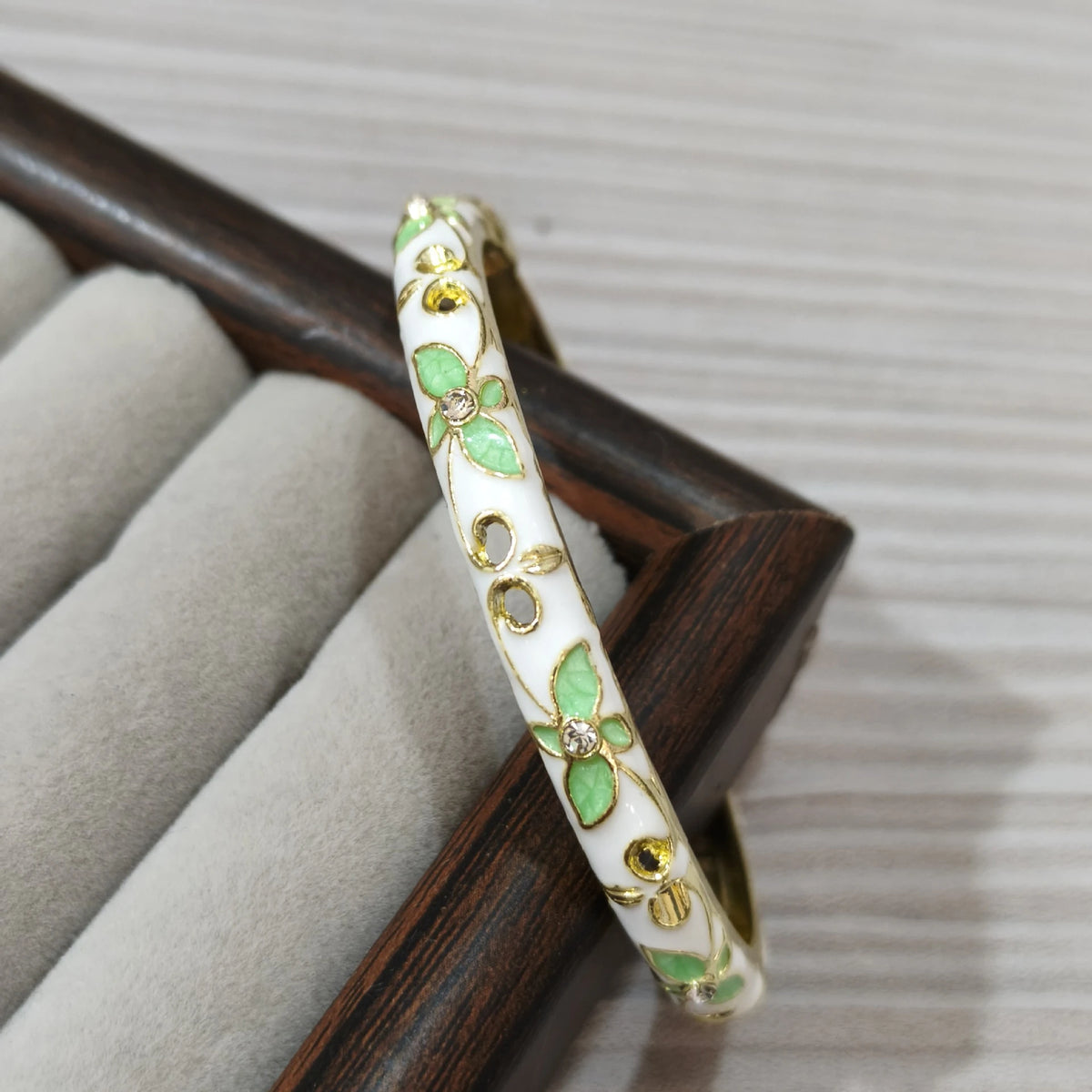 Bracelet Jonc Trèfle à Quatre Feuilles – Émail Coloré & Zircons | Porte-Bonheur Doré