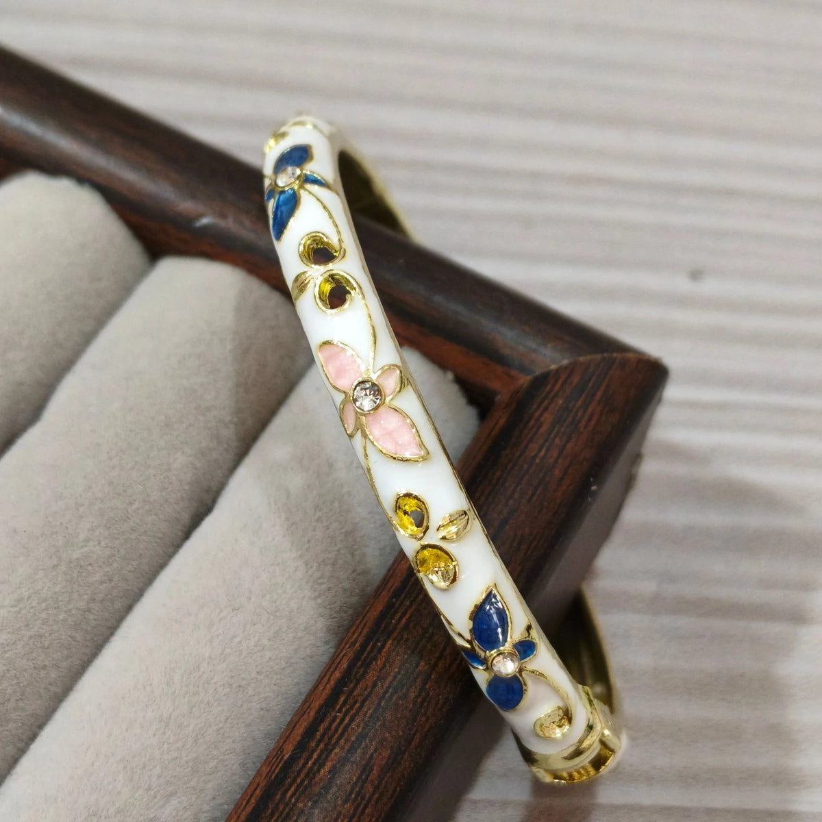 Bracelet Jonc Trèfle à Quatre Feuilles – Émail Coloré & Zircons | Porte-Bonheur Doré