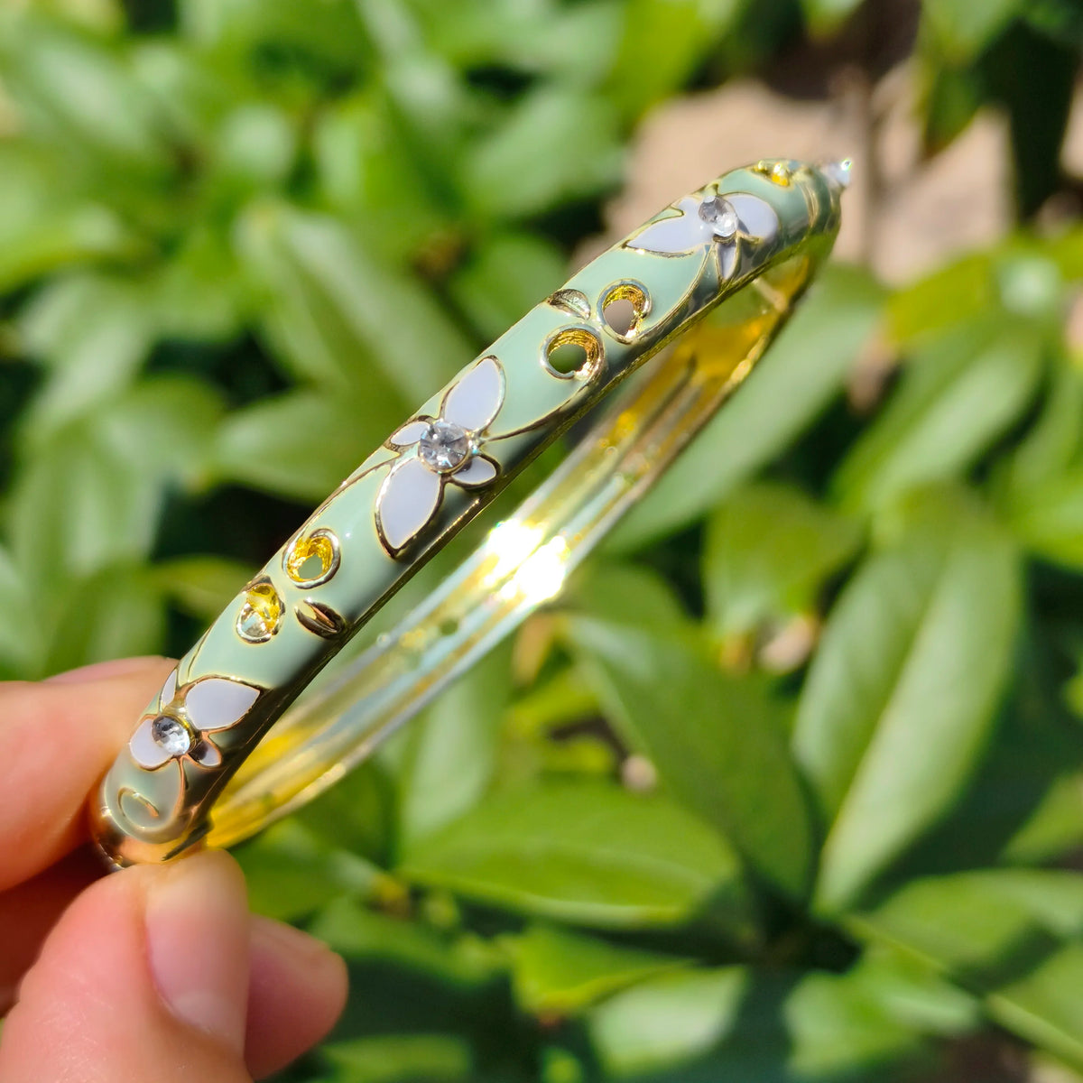 Bracelet Jonc Trèfle à Quatre Feuilles – Émail Coloré & Zircons | Porte-Bonheur Doré