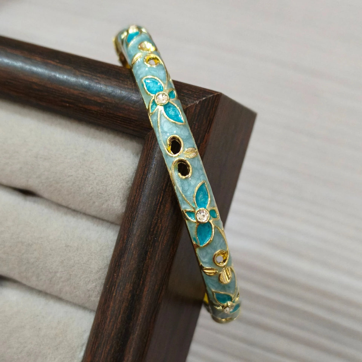 Bracelet Jonc Trèfle à Quatre Feuilles – Émail Coloré & Zircons | Porte-Bonheur Doré