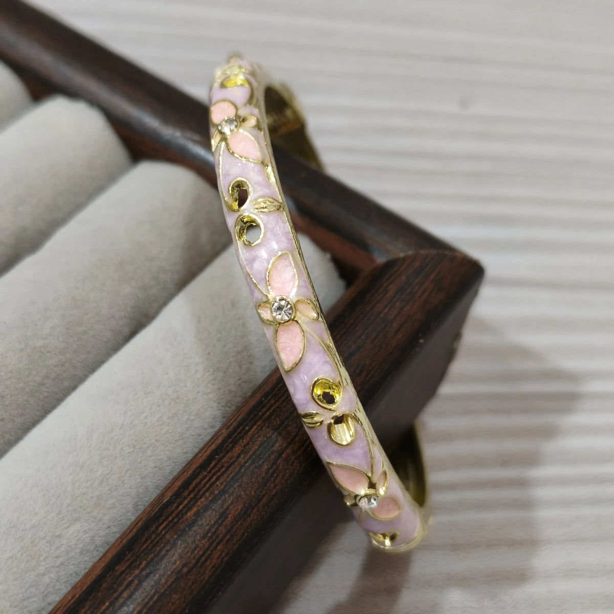 Bracelet Jonc Trèfle à Quatre Feuilles – Émail Coloré & Zircons | Porte-Bonheur Doré