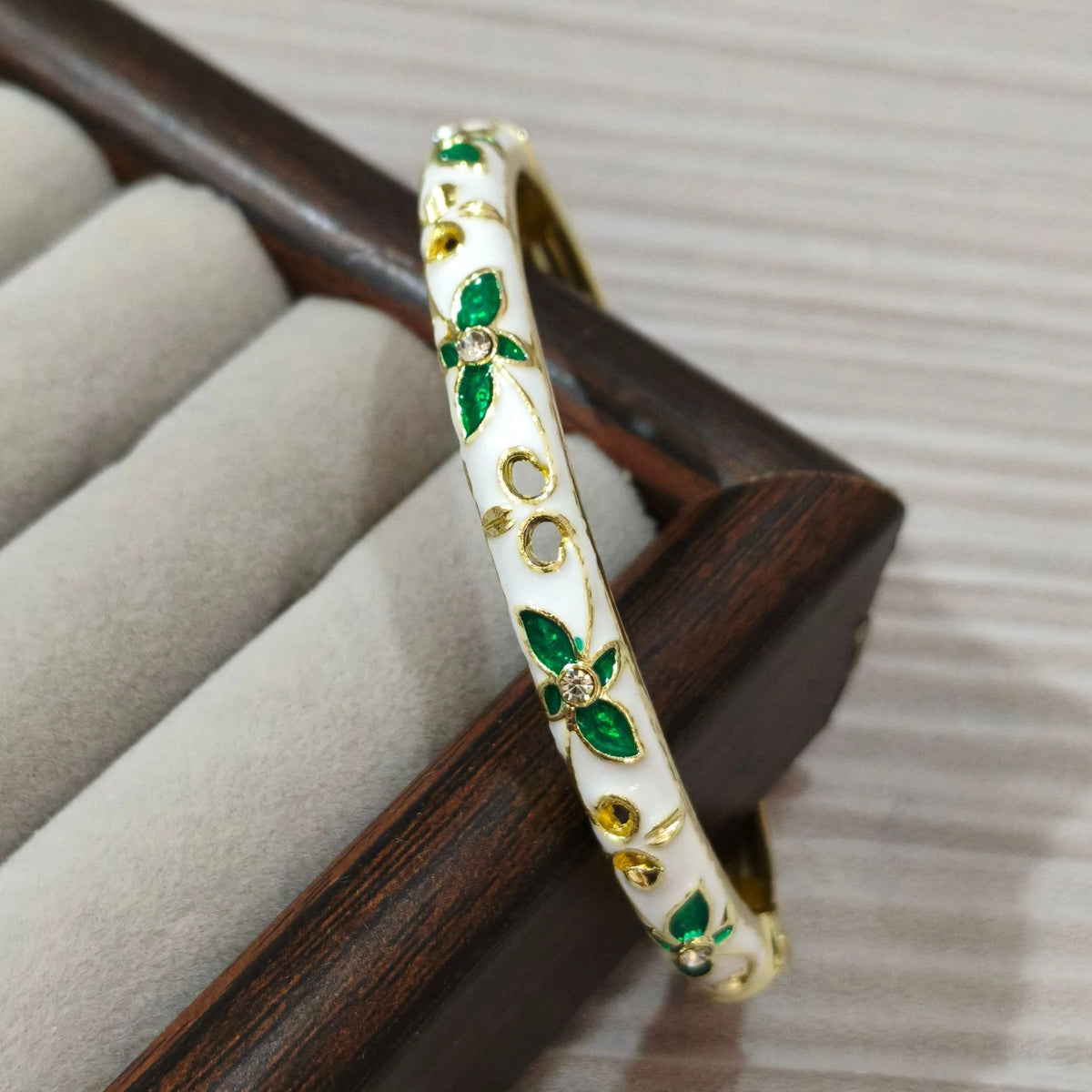 Bracelet Jonc Trèfle à Quatre Feuilles – Émail Coloré & Zircons | Porte-Bonheur Doré