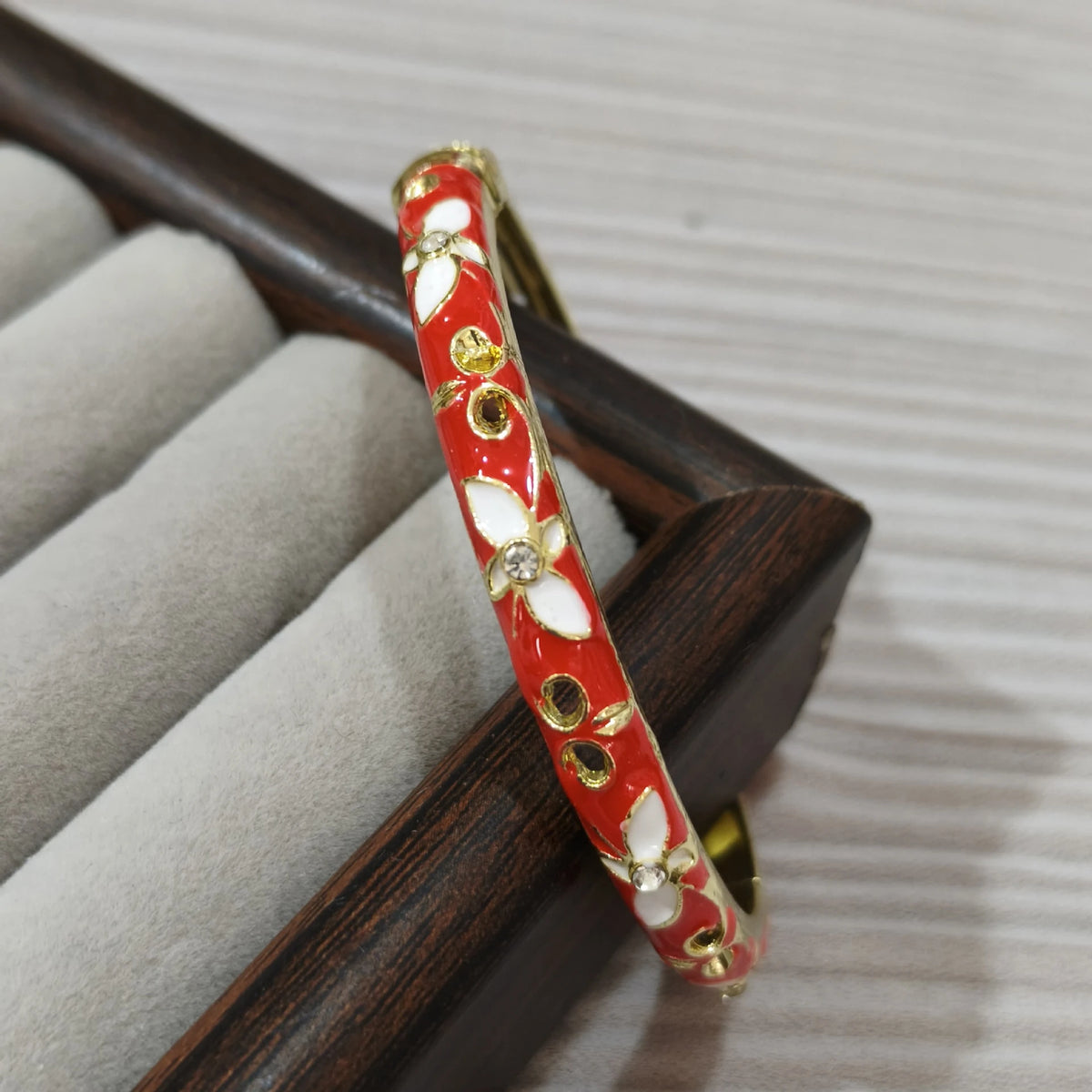 Bracelet Jonc Trèfle à Quatre Feuilles – Émail Coloré & Zircons | Porte-Bonheur Doré