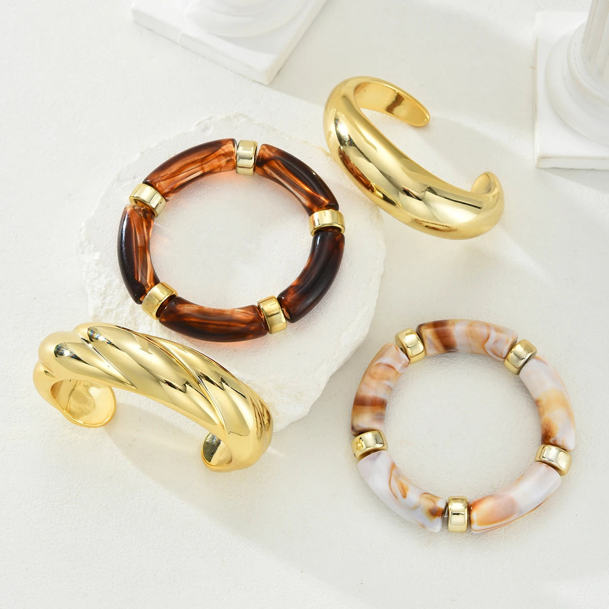 Lot de 4 Bracelets Joncs Résine Marron – Style Minimaliste Doré