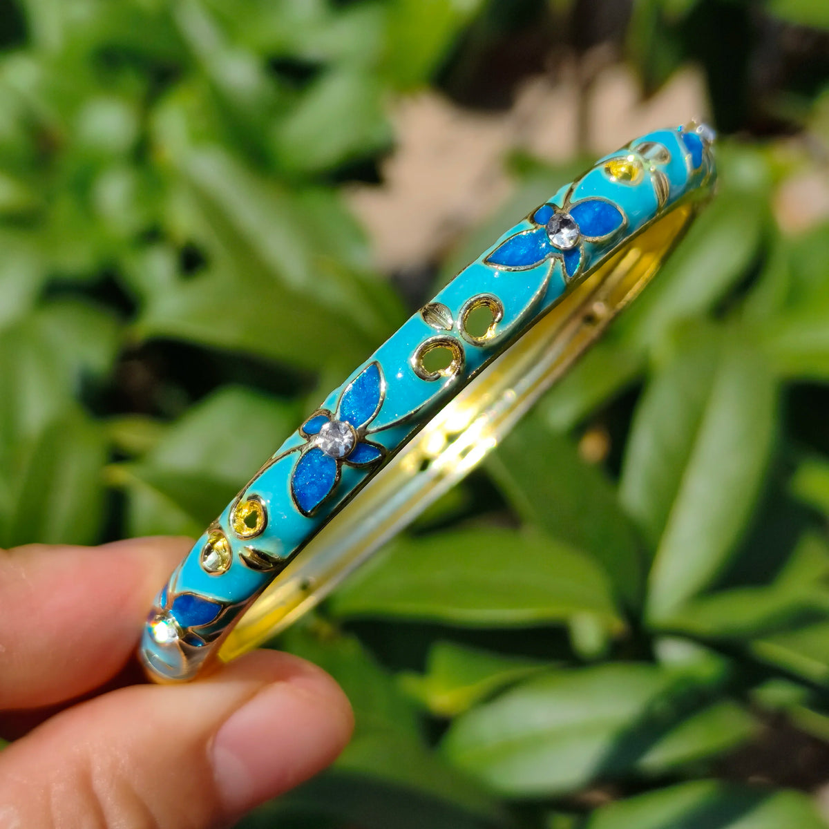 Bracelet Jonc Trèfle à Quatre Feuilles – Émail Coloré & Zircons | Porte-Bonheur Doré