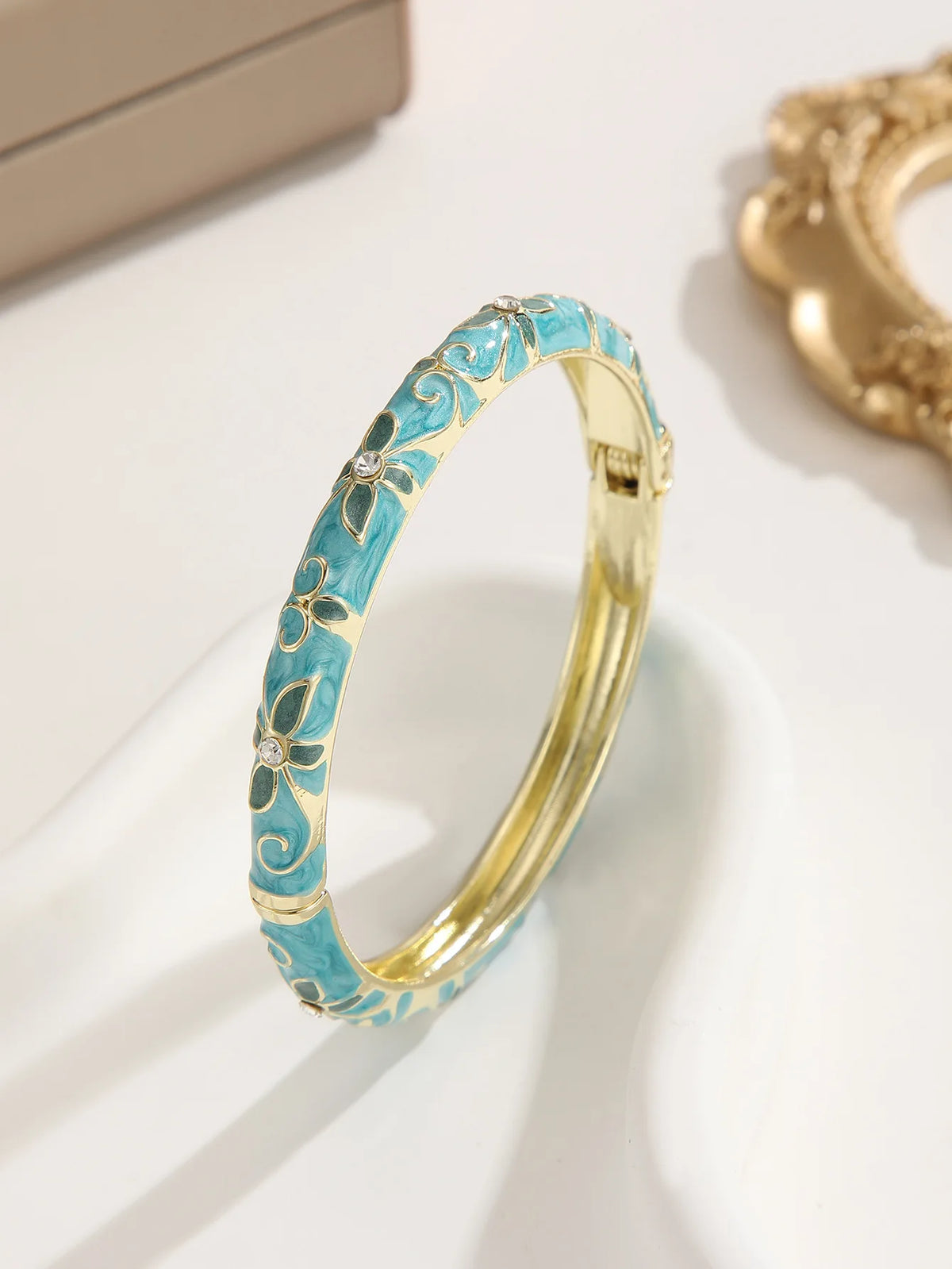 Bracelet Jonc Trèfle à Quatre Feuilles – Émail Coloré & Zircons | Porte-Bonheur Doré